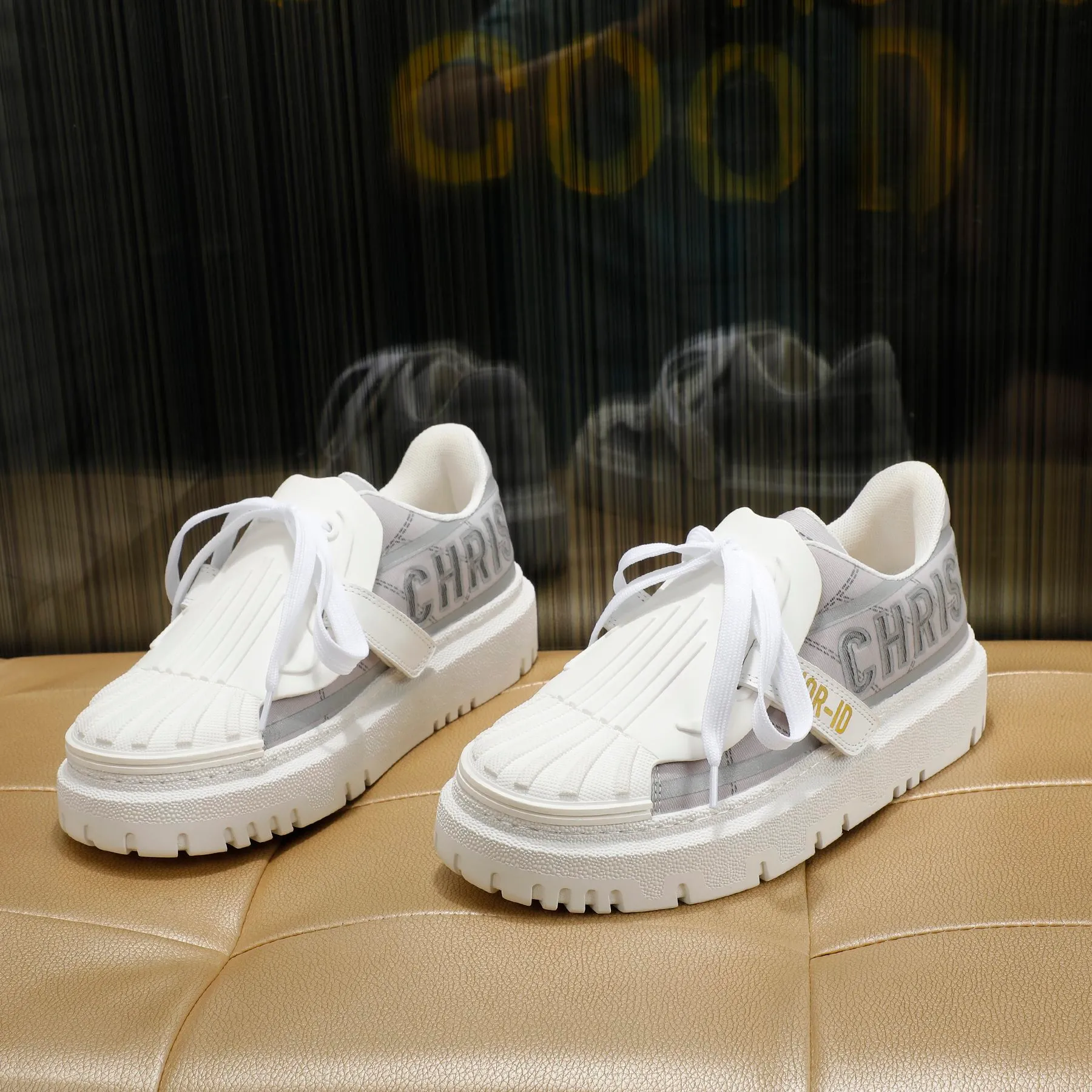 👟👟Ex-factory price 480👟👟 2021ssDior shell-toe casual white shoes, the latest letter strip layout with luminous colors, the same style as the ready-to-wear series 1️⃣Original mold opening 2️⃣Original cowhide➕Breathable mesh lining 3️⃣TPU evacuation outsole 4️⃣Injection-molded latex cowhide feet 5️⃣Full set of packaging at the counter, code number 35-40 (41 can be customized)